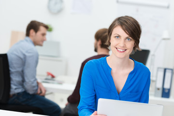 moderne junge frau am arbeitsplatz