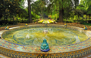 Fuente de las ranas en el Parque de María Luisa en Sevilla, España. Fuente de azulejos de Triana