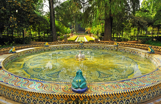Fuente de las ranas en el Parque de Mar&iacute;a Luisa en Sevilla, Espa&ntilde;a. Fuente de azulejos de Triana
