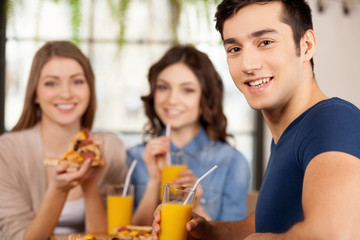 Friends eating pizza.