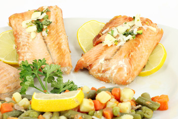 salmon with lemon and vegetables