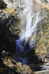 Obraz premium Salto de agua, barranco en Panticosa