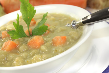 Erbsensuppe mit Petersilie