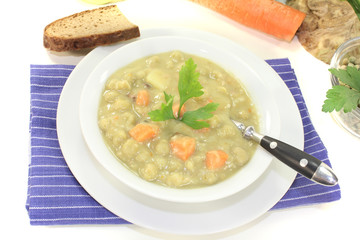 Erbsensuppe mit Sellerie