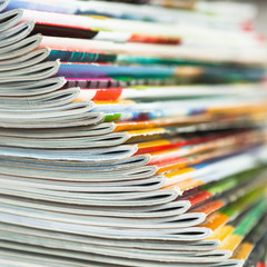 gefächerter Zeitschriftenstapel