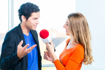 Radiomoderatorin in Radiosender bei Interview