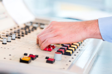 Radiomoderatorin in Radiosender auf Sendung