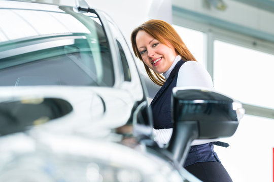 Frau oder Kundin mit Neuwagen von Autohaus