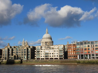 Fototapeta na wymiar Cityscape with St Paul's cathedral