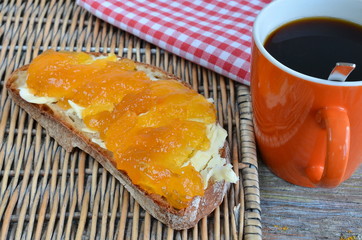 Brot mit Aprikosenmarmelade und Kaffee