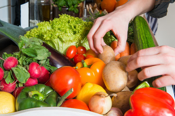 Korb mit Obst und Gemüse