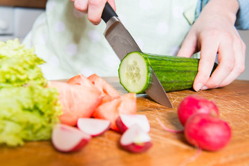 Gurke schneiden - Salatgurke © benjaminnolte