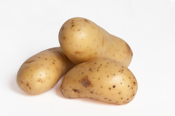 Pommes de terre en vrac sur fond blanc