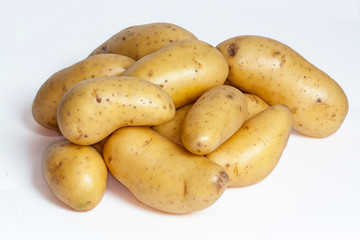 Pommes de terre en vrac sur fond blanc