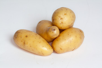 Pommes de terre en vrac sur fond blanc