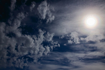 Obraz premium Niebo ze słońcem