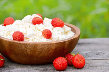 Curd cheese with strawberries
