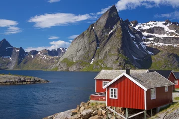 Fotobehang Vissershut bij fjord © harvepino
