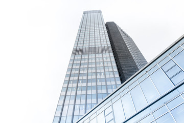 Fototapeta na wymiar nowoczesny wieżowiec we Frankfurcie nad Menem - budynek biurowy