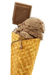 Schokoladeneis in der Waffel isoliert auf weißem Hintergrund