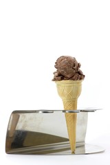 Waffel mit Schokoladeneis im Halter isoliert auf weißem Hintergrund