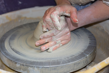 Tournage de terre argileuse