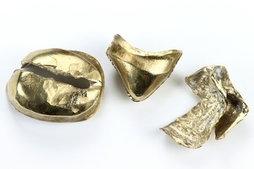 Zahngold isoliert auf weißem Hintergrund