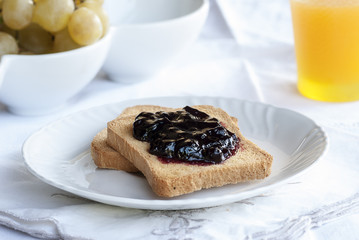 colazione con fette biscottate e marmellata
