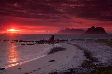 Rolgordijnen Midnight sun on Lofoten © harvepino