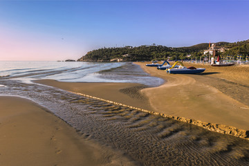 Costa del Gargano: bassa marea.-Vieste (Puglia) ITALIA-