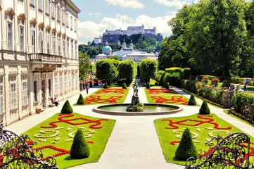 Fototapeta premium Widok przez piękne ogrody na zamek w Salzburgu w Austrii