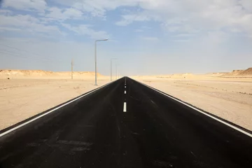 Photo sur Plexiglas moyen-Orient Road through the desert in western Qatar, Middle East