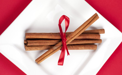 Overview of cinnamon sticks.