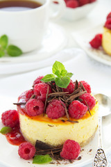 Cheesecake with raspberries and chocolate.