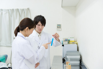 Obraz premium 白衣の研究員