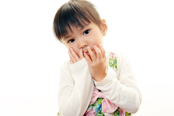 困った表情の幼い女の子