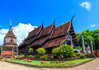 Fototapeta na wymiar Stary drewniany kościół w Wat Lok Molee w Chiang Mai w Tajlandii