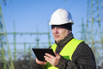 Electrician with tablet PC