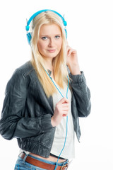 Blondes Mädchen mit Kopfhörer