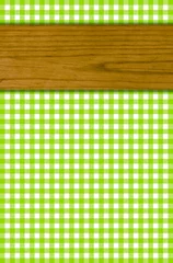 Zelfklevend Fotobehang Tischdeckenmuster grün weiß mit Holzbrett © kebox