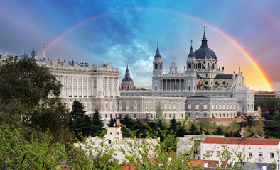 Obraz premium Madryt, Katedra Almudena z tęczą, Hiszpania