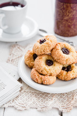 Delicious and crunchy rice cookies with jam - 60831729