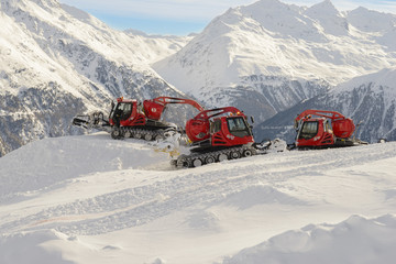 Machine for snow preparations