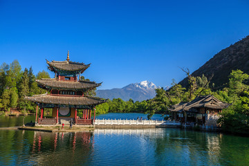 Obraz premium Lijiang old town scene-Black Dragon Pool Park