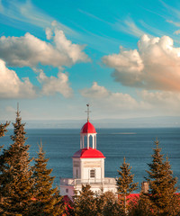 Obraz premium Typowe czerwone budynki Tadoussac, Quebec - Kanada