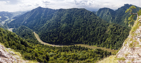 Obrazy na Plexi  Zdjęcie panoramiczne spektakularnego kanionu rzeki w Pieninach, Polska.
