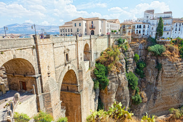 Obraz premium new bridge and houses on edge of an abyss in Rhonda