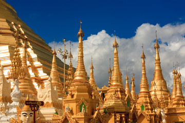 Golden stupas at the Shwedagon Paya - obrazy, fototapety, plakaty