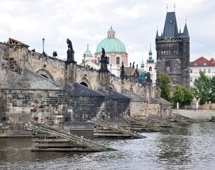 Obraz premium Charles Bridge and the Old Gate, Prague, Czech Republic, Europe