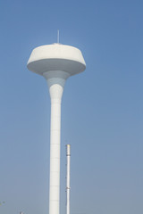 Fototapeta na wymiar biała wieża zbiornik na wodę
